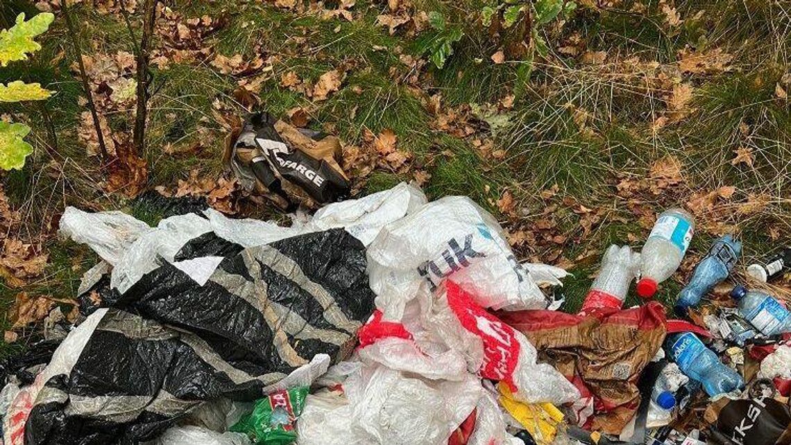 Śmieciarz nie zatarł po sobie śladów