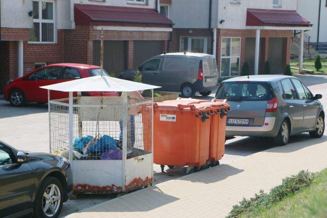 Śmieciowy pat na Szerokiem. Miasto kazało zabrać z ulicy kontenery