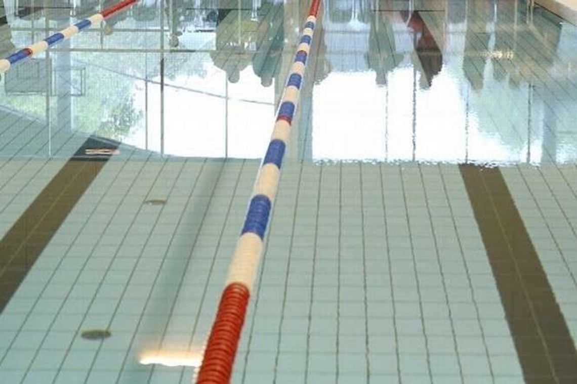 Śmierć na basenie przy ul. Łabędziej. Czekają na wyniki sekcji zwłok