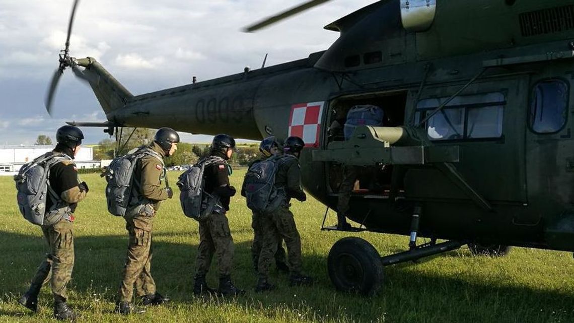 Śmierć na ćwiczeniach. 31-letni żołnierz zmarł po skoku spadochronowym do jeziora Białego