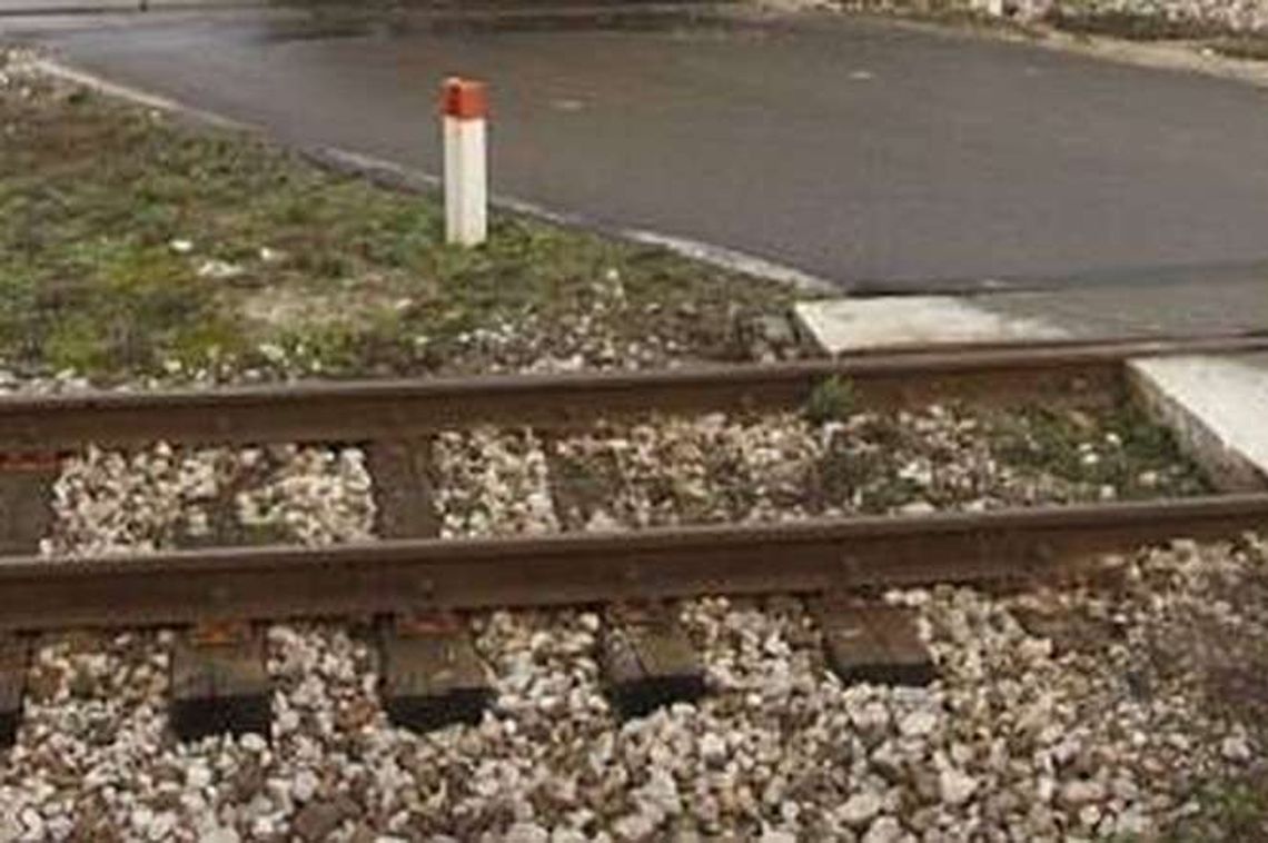 Śmierć na przejeździe kolejowym. Kierowca wjechał w lokomotywę