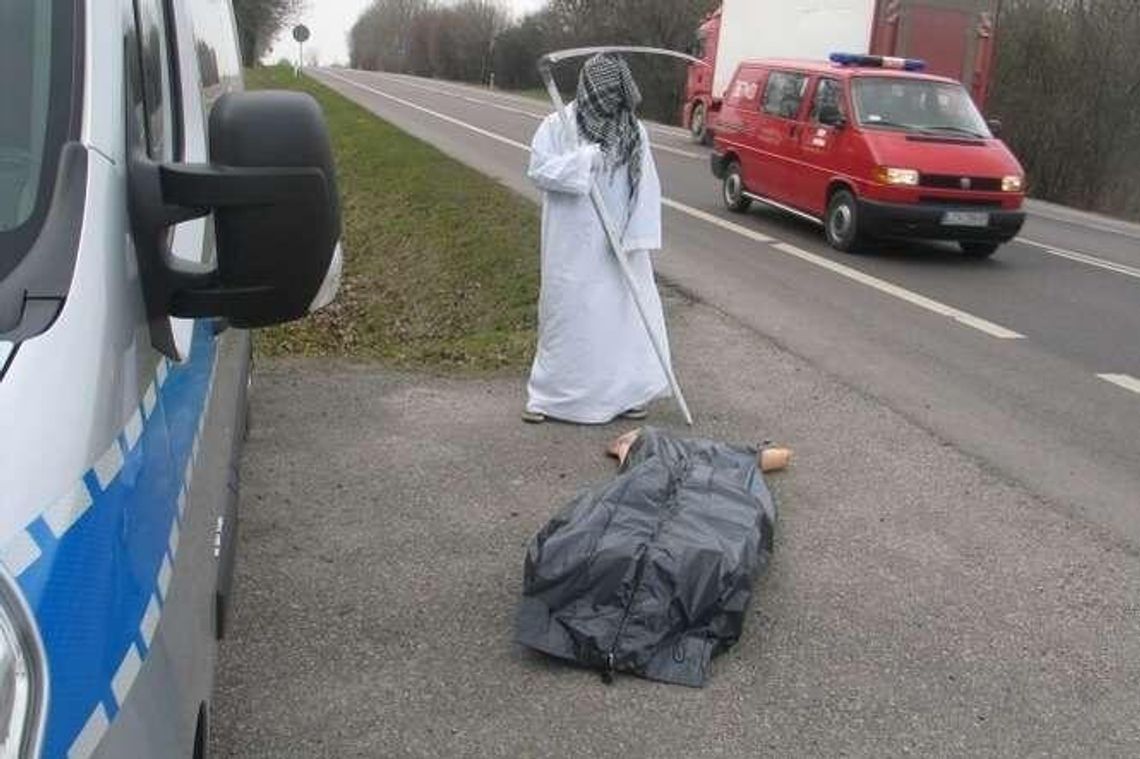 Śmierć z kosą przy drodze, zwłoki w worku. Happening policji i automobilklubu