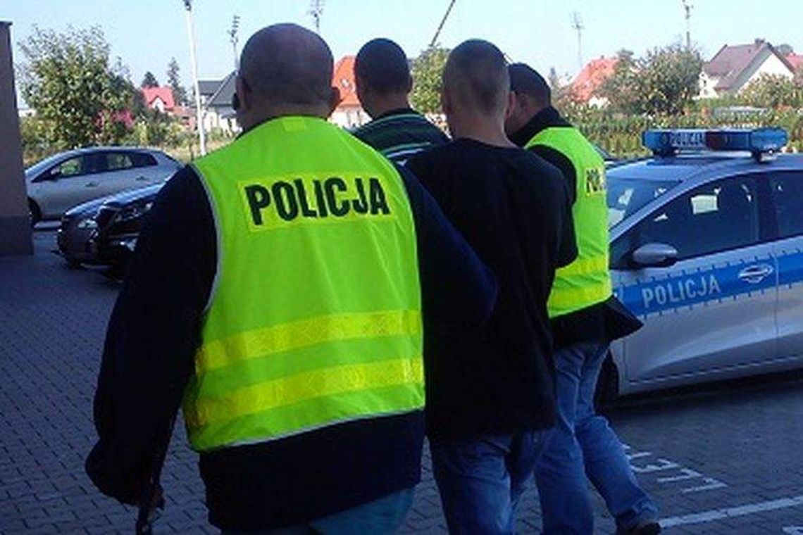 Śmiertelnie potrącił motorowerzystę i uciekł. Policjanci zatrzymali dwie osoby