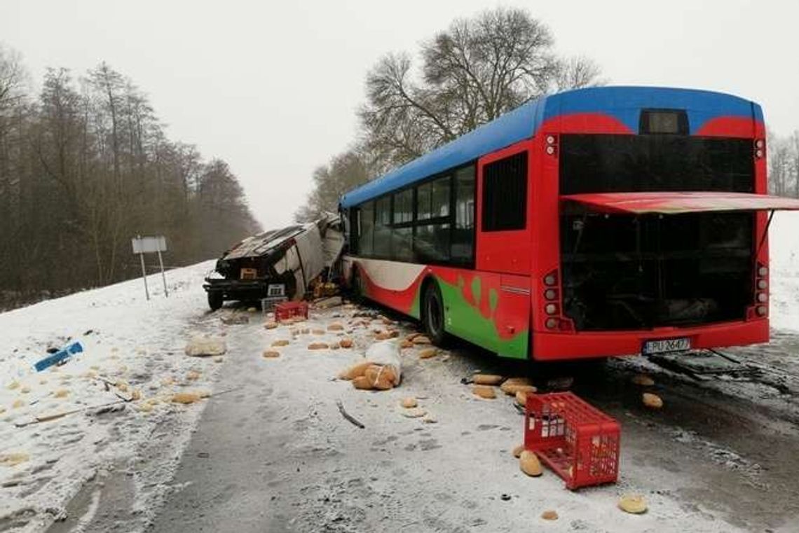 Śmiertelny wypadek: Kierowca busa wpadł w poślizg, wjechał w autobus