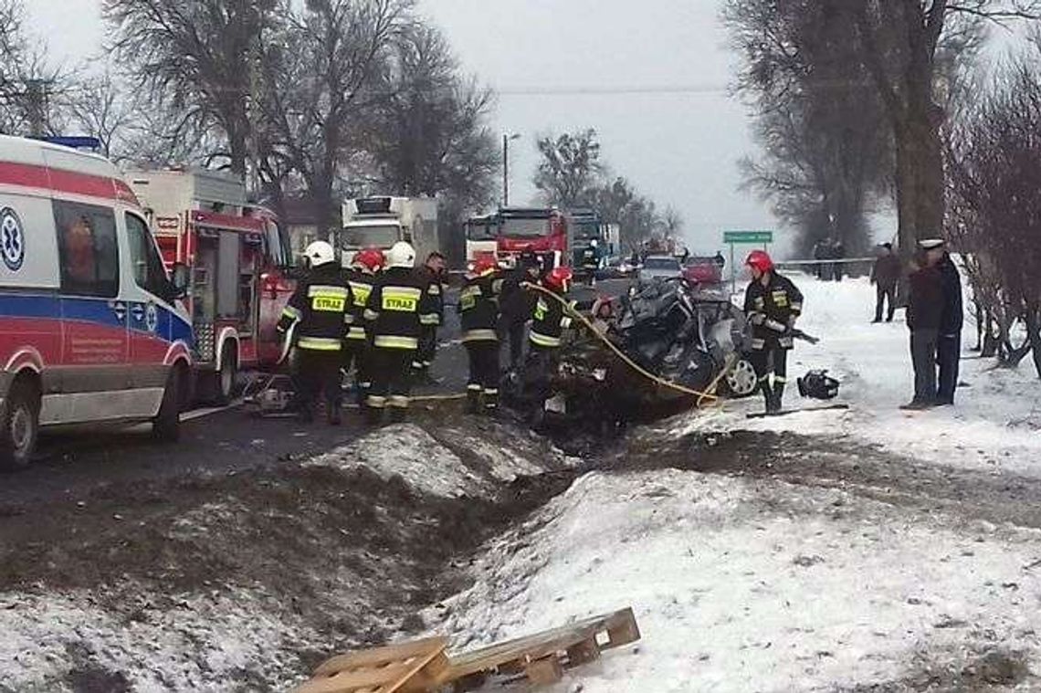 Śmiertelny wypadek: Kierujący renault wjechał pod ciężarówkę