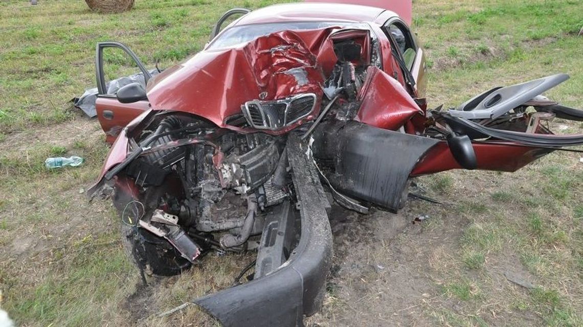 Śmiertelny wypadek koło Białej Podlaskiej. Lanos dosłownie rozleciał się na drzewie