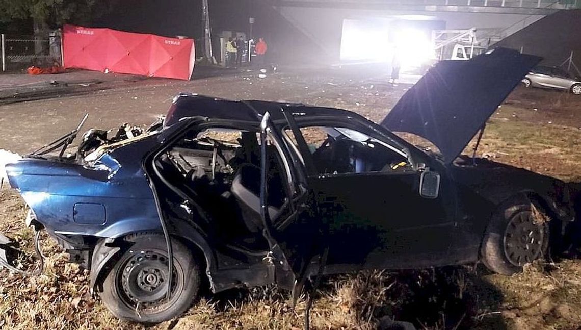 Śmiertelny wypadek koło Puław. Samochód uderzył w słup oświetleniowy i betonowe ogrodzenie Śmiertelny wypadek koło Puław. Samochód uderzył w słup oświetleniowy i betonowe ogrodzenie