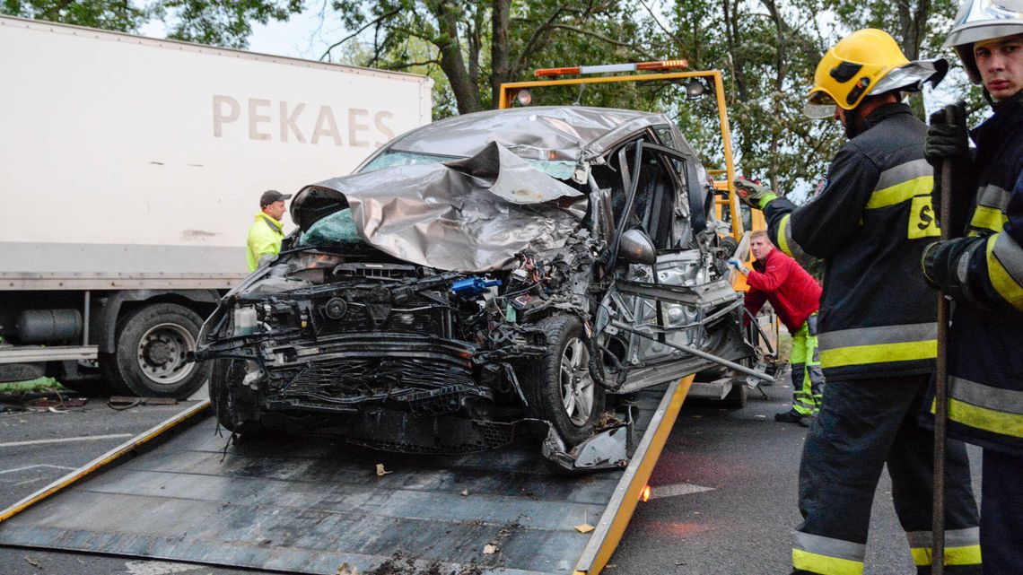 Śmiertelny wypadek na al. Kraśnickiej. Kia zderzyła się z ciężarówką [zdjęcia, wideo]