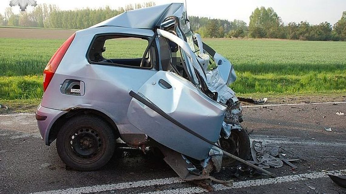 Śmiertelny wypadek na DK 19. Po uderzeniu w ciężarówkę fiat punto został zmiażdżony