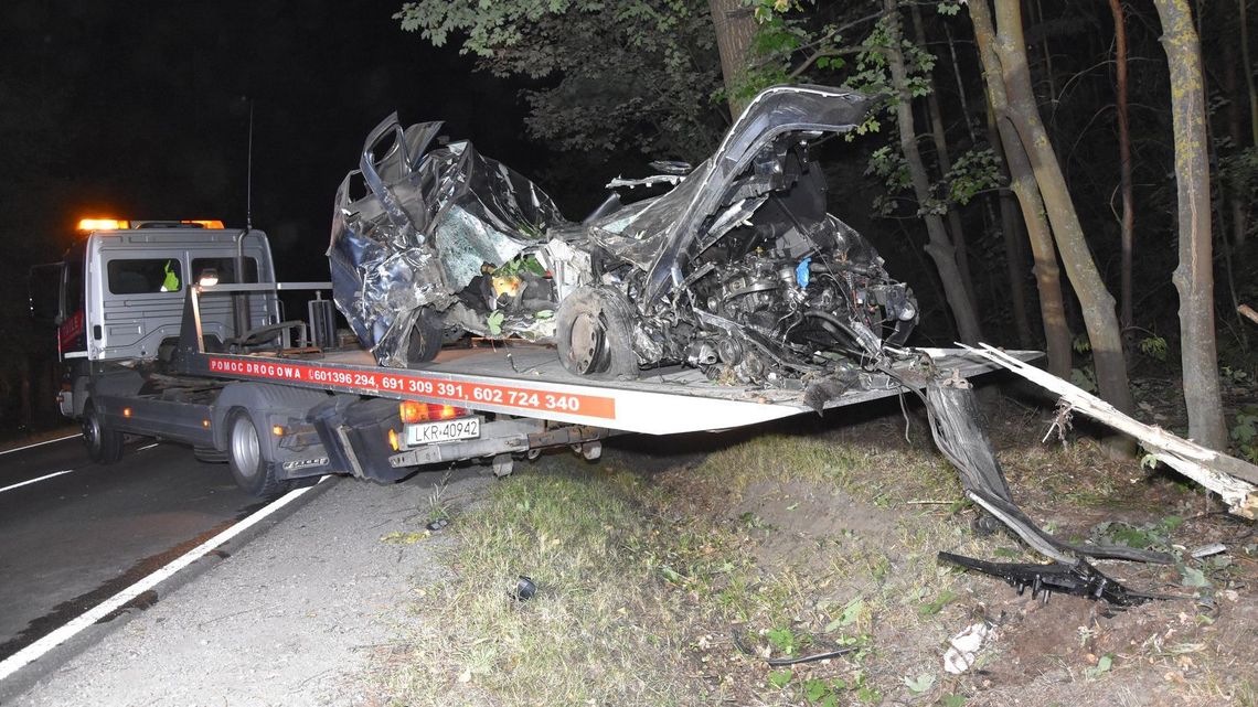 Śmiertelny wypadek na DK 74: Volkswagen uderzył w drzewo, nie żyje 27-letni kierowca