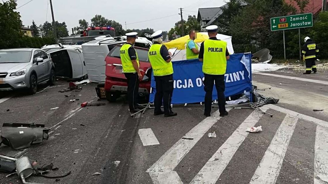 Śmiertelny wypadek na drodze nr 17. Karambol z udziałem cysterny, lawety i trzech samochodów