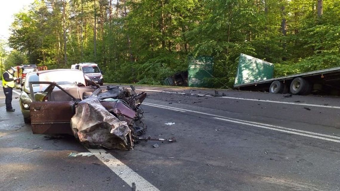 Śmiertelny wypadek na krajowej "17". Nie żyje kobieta i mężczyzna [zdjęcia]