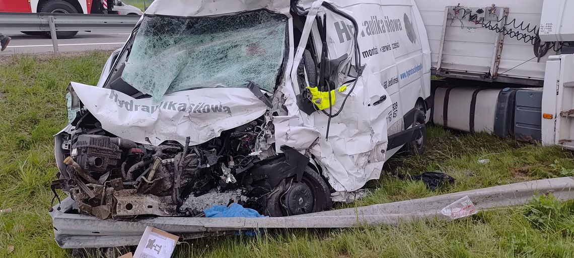 Śmiertelny wypadek na S12. Nie żyje kierowca busa