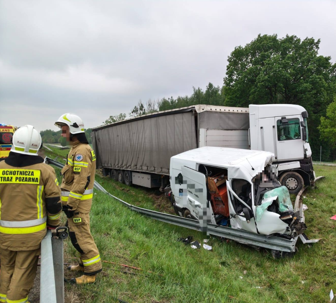 Śmiertelny wypadek na S12. Nie żyje kierowca busa