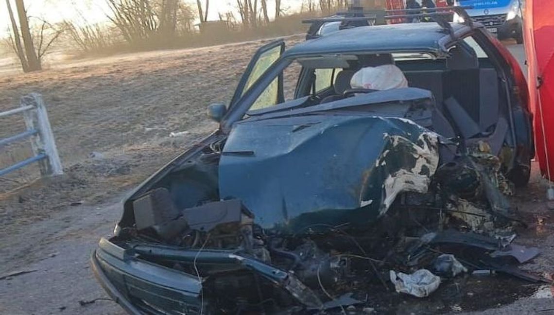 Śmiertelny wypadek nad ranem. 32-letni kierowca zginął na miejscu