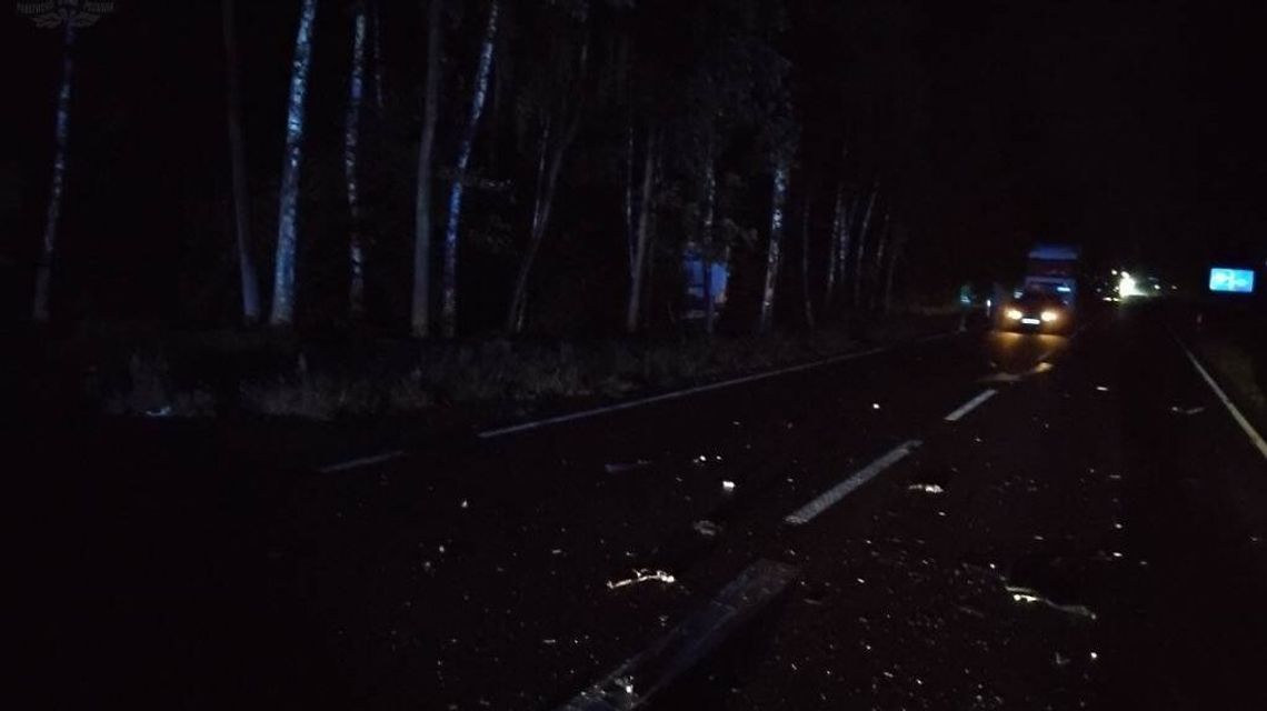 Śmiertelny wypadek, osobówka zderzyła się czołowo z ciężarówką. Jedna osoba zginęła na miejscu Śmiertelny wypadek, osobówka zderzyła się czołowo z ciężarówką. Jedna osoba zginęła na miejscu