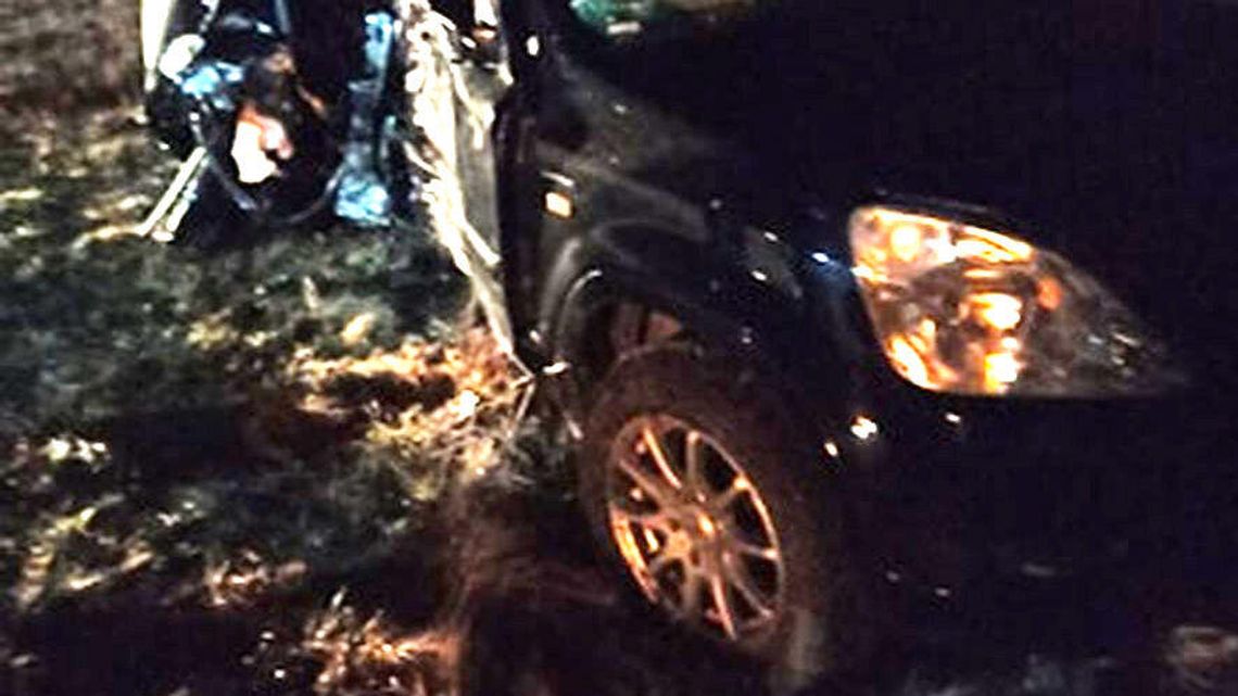 Śmiertelny wypadek. Samochód wypadł z drogi i uderzył w drzewo, nie żyje młody mężczyzna