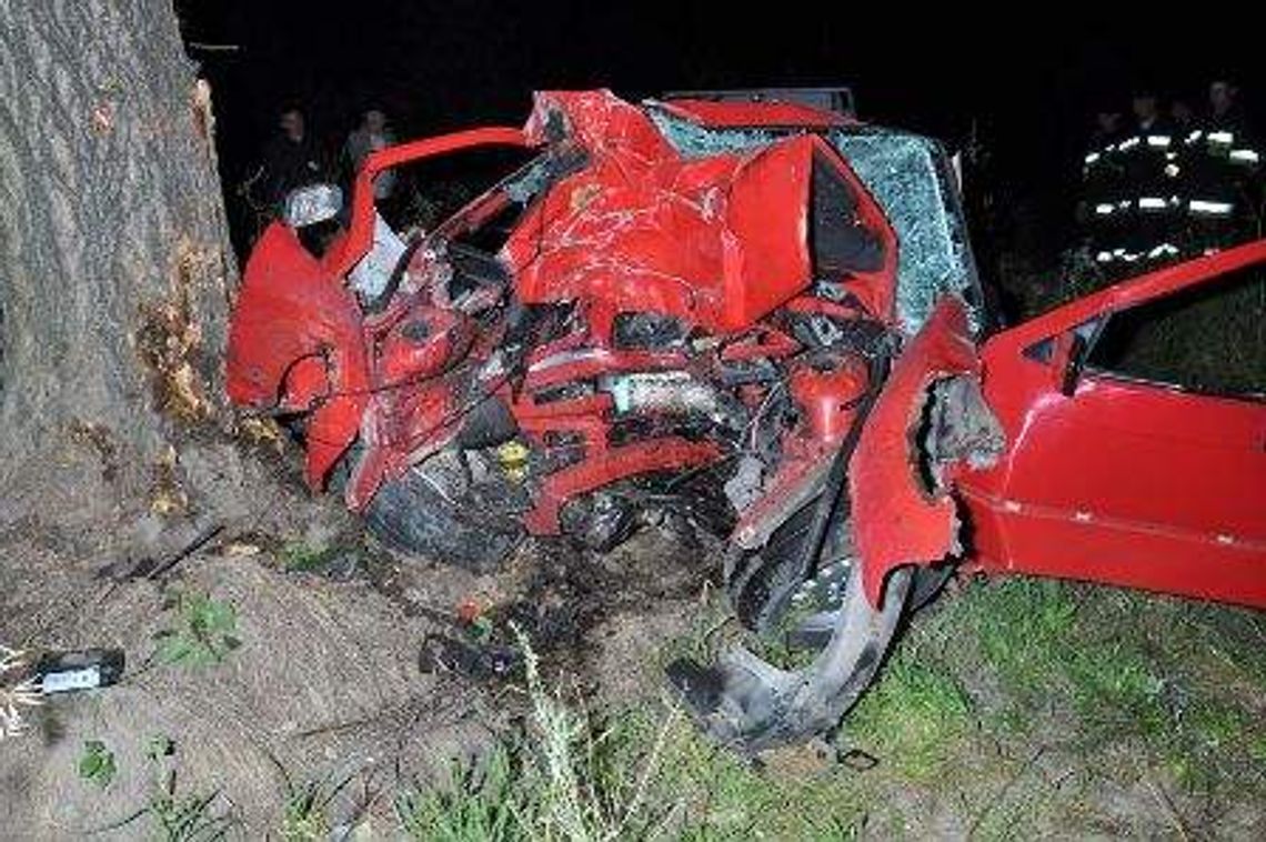 Śmiertelny wypadek w Suchowoli. BMW wjechało w drzewo
