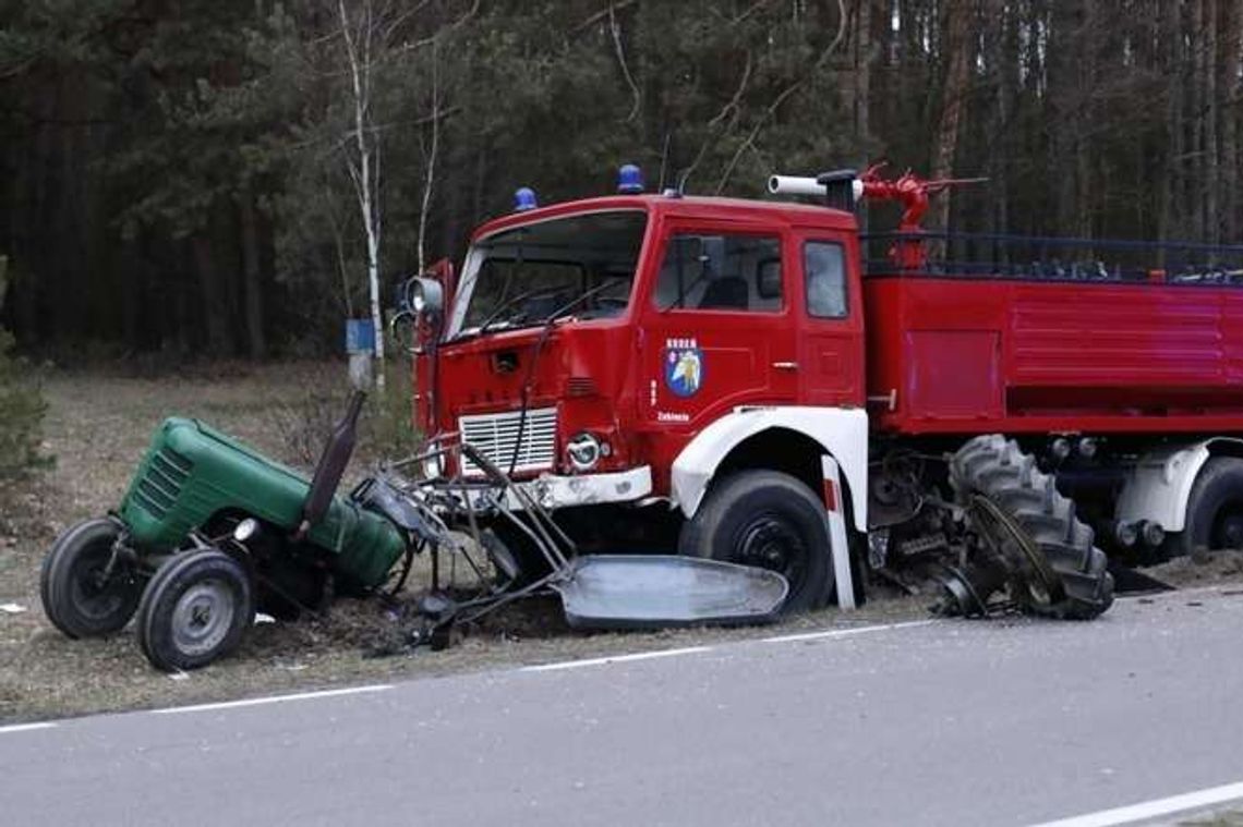 Śmiertelny wypadek. Wóz strażacki jadący do pożaru zderzył się z traktorem