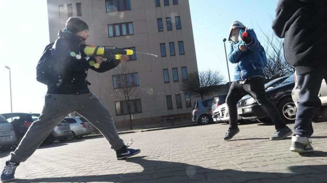 Śmigus-dyngus: Jak się oblewać, żeby nie dostać mandatu Śmigus-dyngus: Jak się oblewać, żeby nie dostać mandatu