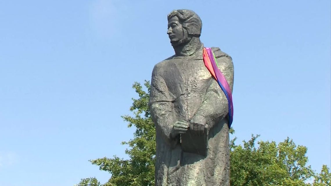 Smoka Wawelskiego i Adama Mickiewicza tęczowa flaga nie znieważa