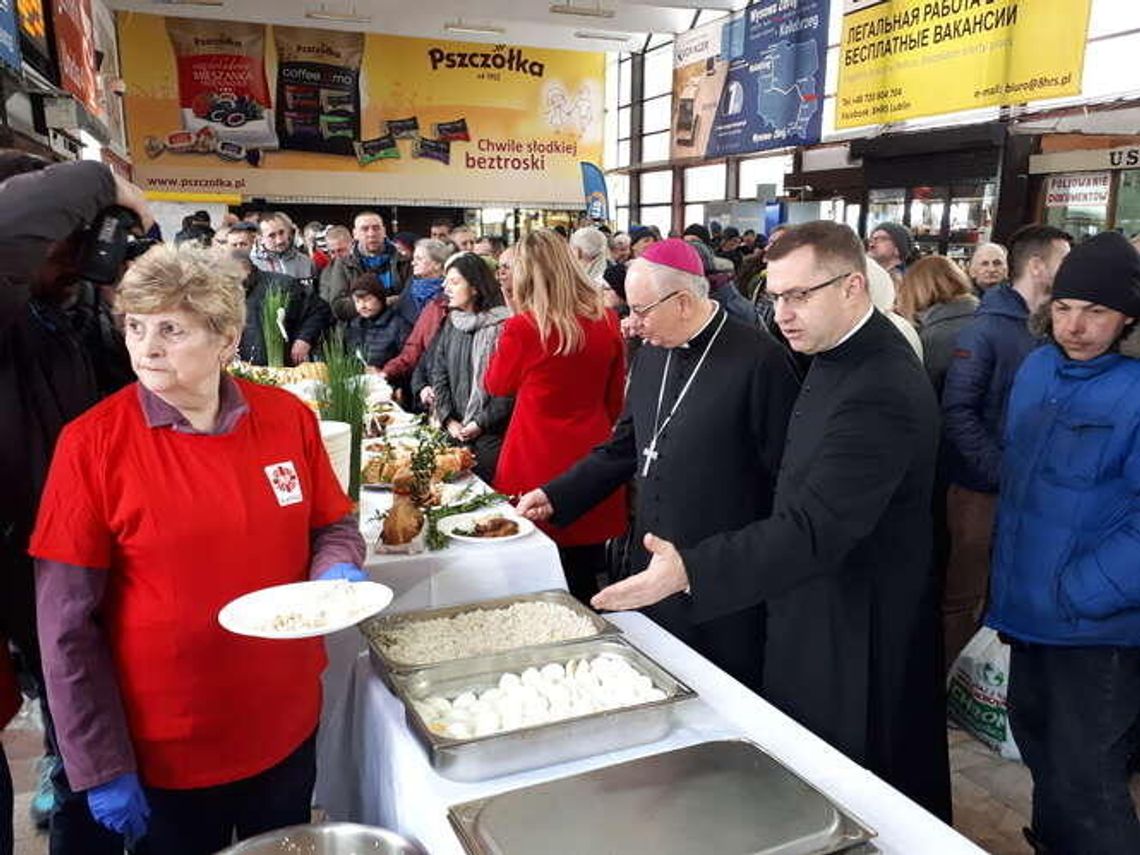 Śniadanie Wielkanocne na dworcu w Lublinie. "Robimy to z potrzeby serca" [zdjęcia]
