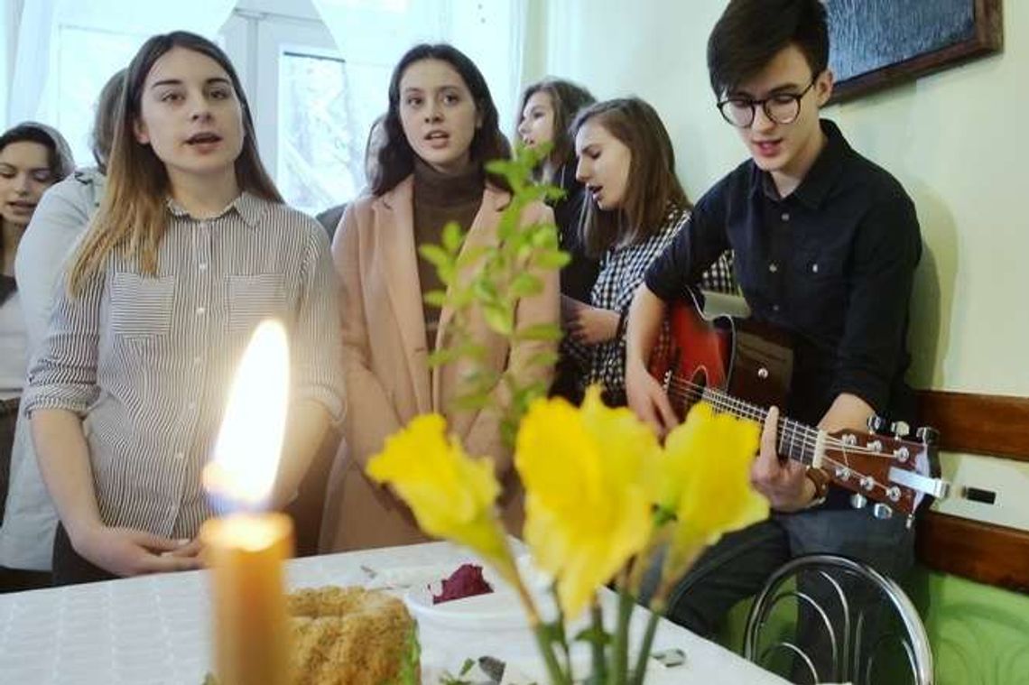 Śniadanie wielkanocne w stołówce Bractwa Miłosierdzia im św. Brata Alberta