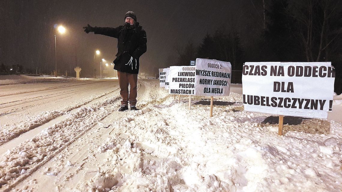Śnieg, mróz a ekolog jeździ autostopem po Lubelskiem. Ma ważny powód