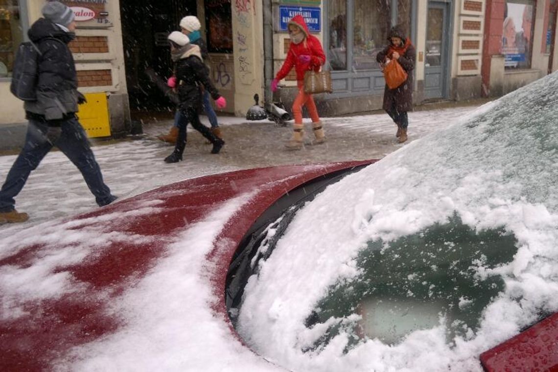 Śnieg na szybie samochodu sprzyja portfelowi kierowcy Śnieg na szybie samochodu sprzyja portfelowi kierowcy