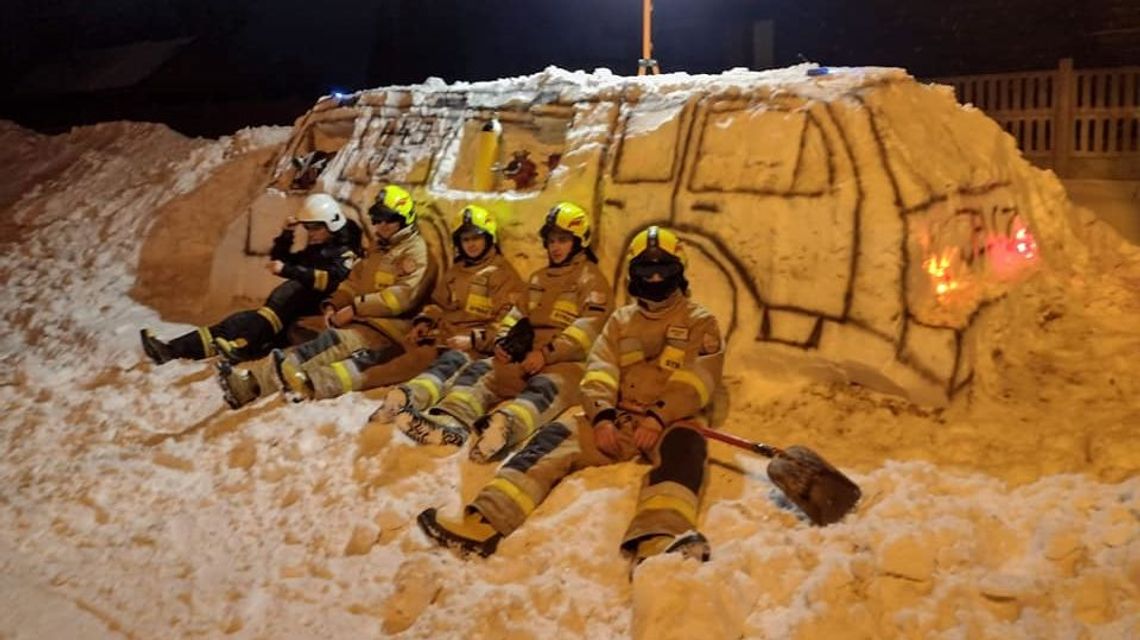 Śniegu tyle, że strażacy z Gościeradowa ulepili sobie jelcza Śniegu tyle, że strażacy z Gościeradowa ulepili sobie jelcza