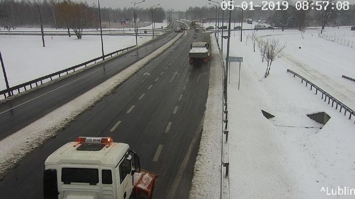 Śnieżyca w Lubelskiem: Nadal będzie mocno padać, sytuacja na drogach [zdjęcia]