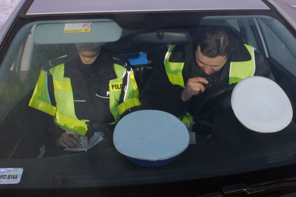 Snopków: VW rozbił się na drzewie. Dwie osoby zginęły