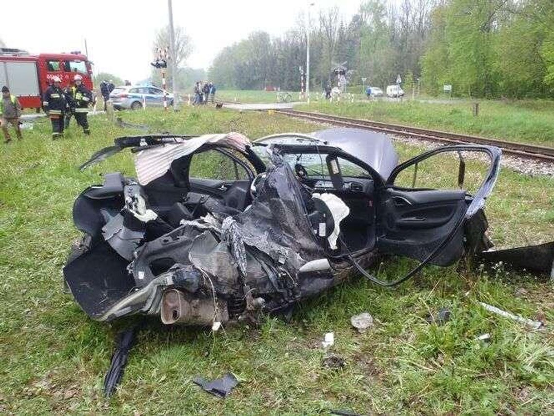 Sobieszczany: Samochód wjechał pod pociąg na przejeździe kolejowym