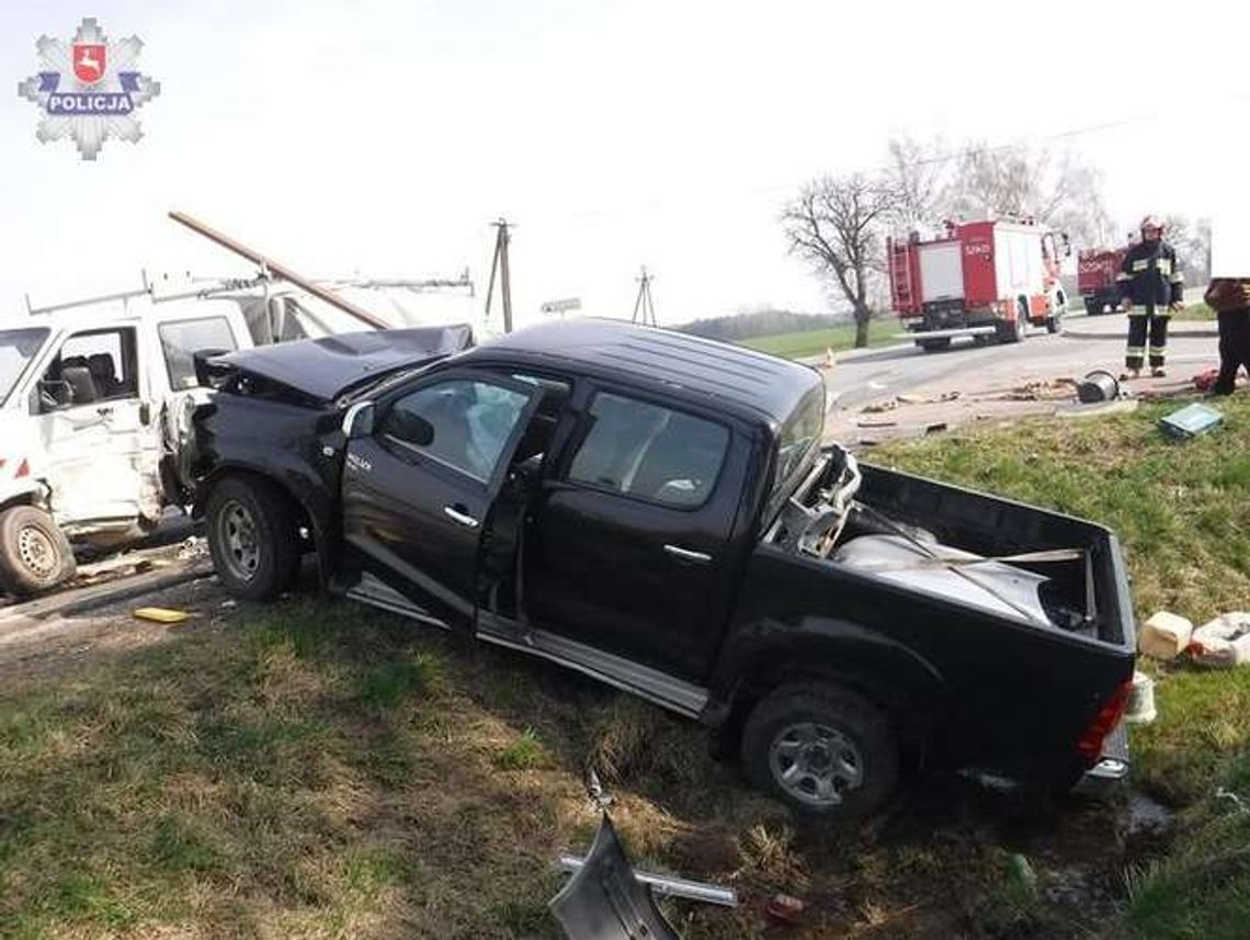 Sobieszyn: Młody kierowca pickupa wyprzedzanie zakończył w rowie. Stracił prawo jazdy