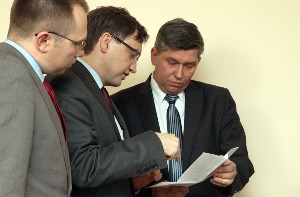 Solidarna Polska kusi radnych do wyjścia z PiS Solidarna Polska kusi radnych do wyjścia z PiS