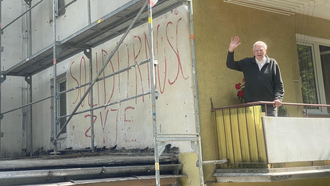 „Solidarność żyje” - napis, który pojawia się i znika. Na bloku w Lublinie od lat 80.