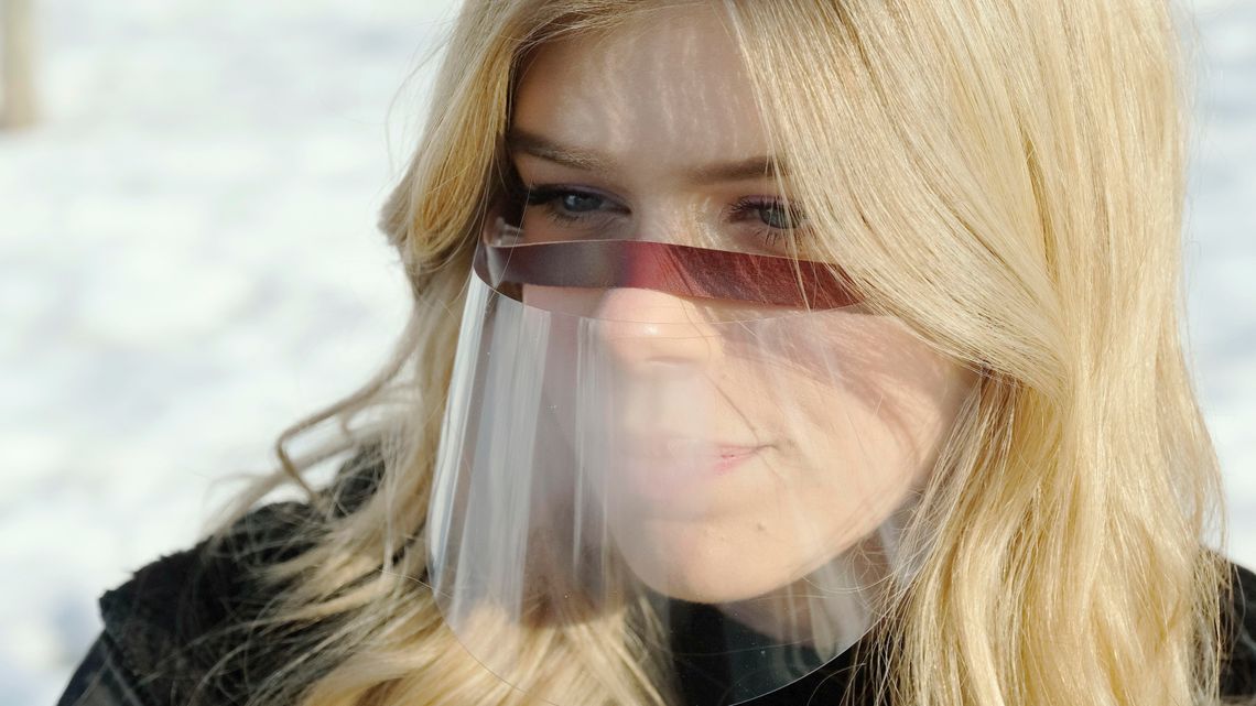 Sondaże. Obostrzenia się nam nie podobają, chcemy zostać przy przyłbicach