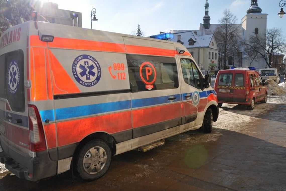 Sopel lodu spadł na 70-latkę. Kobieta trafiła do szpitala Sopel lodu spadł na 70-latkę. Kobieta trafiła do szpitala