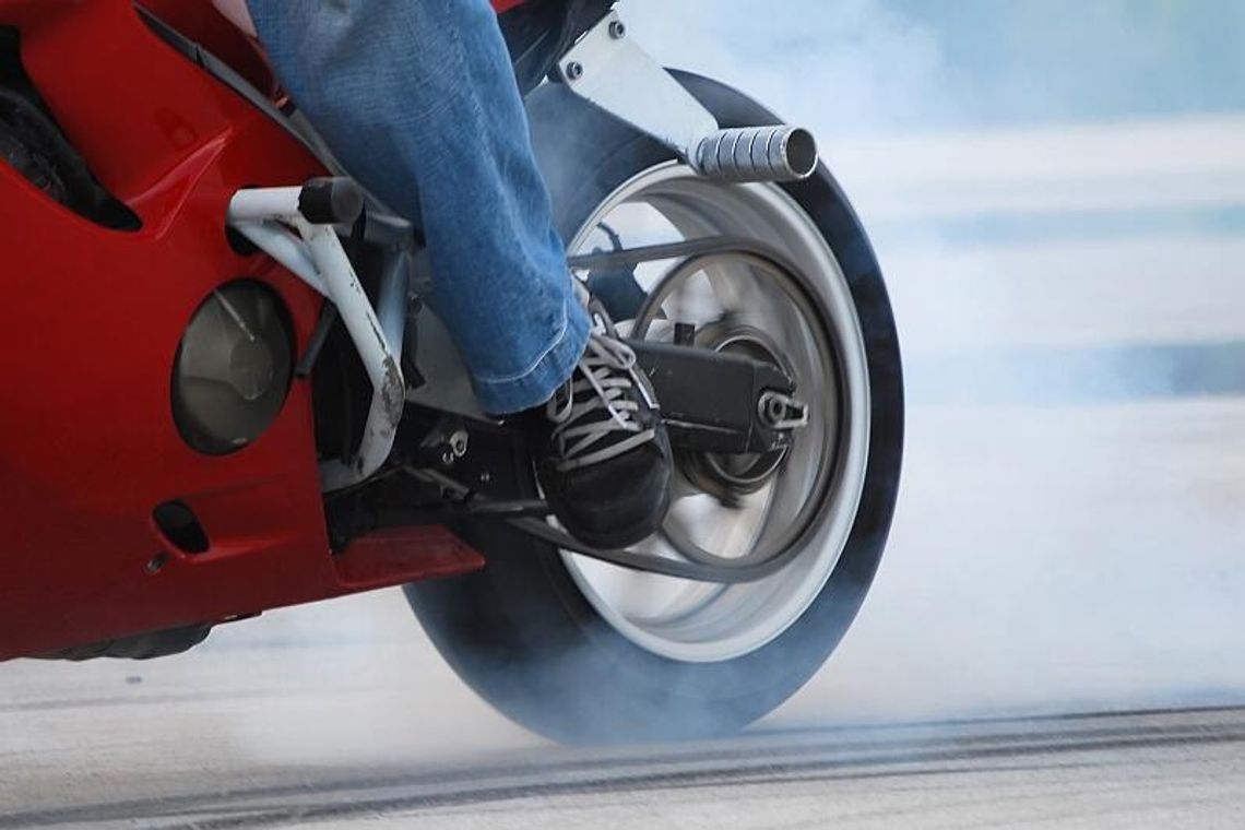 Sosnowica: Motocyklista wywrócił się na zakręcie. Trafił do szpitala