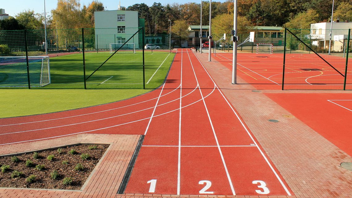 SP nr 6 w Puławach nie do poznania. Nowe boiska, zieleń i parkingi [zdjęcia]