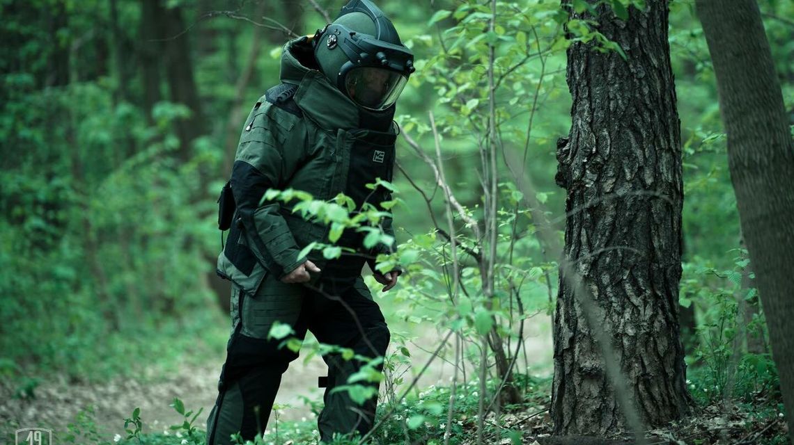 Spacerował po lesie i znalazł niewybuchy. Interweniowali saperzy i policjanci Spacerował po lesie i znalazł niewybuchy. Interweniowali saperzy i policjanci