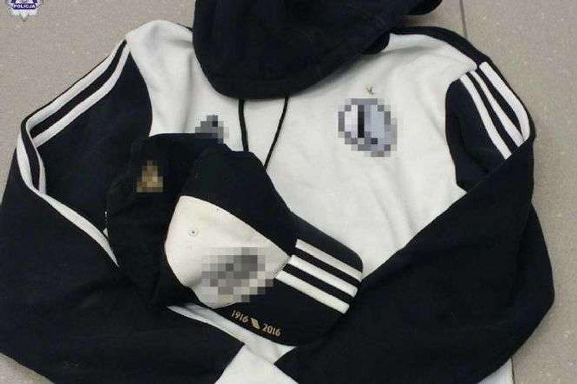 Spacerował w bluzie drużyny z Warszawy. Przewrócili go na ziemię, kopali i okradli Spacerował w bluzie drużyny z Warszawy. Przewrócili go na ziemię, kopali i okradli