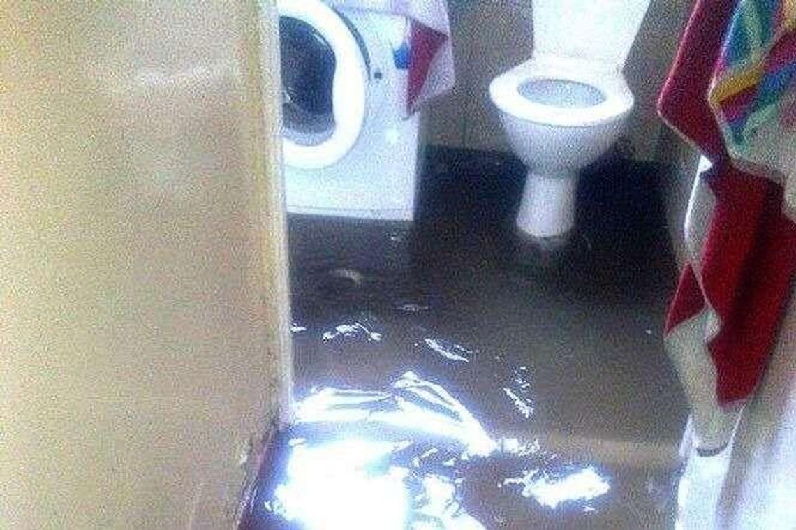 Spadł deszcz, woda zalała mieszkania. Miasto: Robotnicy zablokowali odpływ