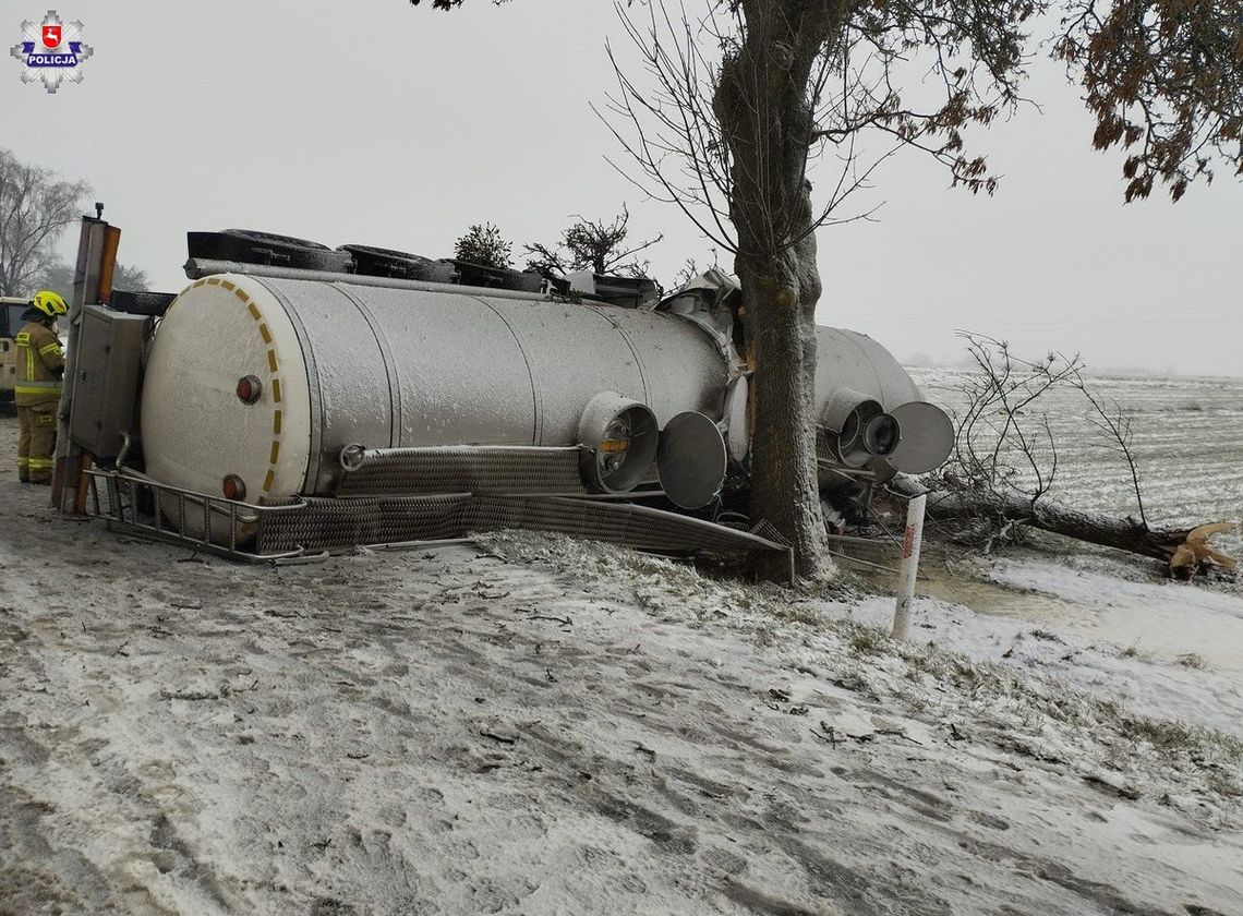Spadł śnieg, auta „parkują” po rowach