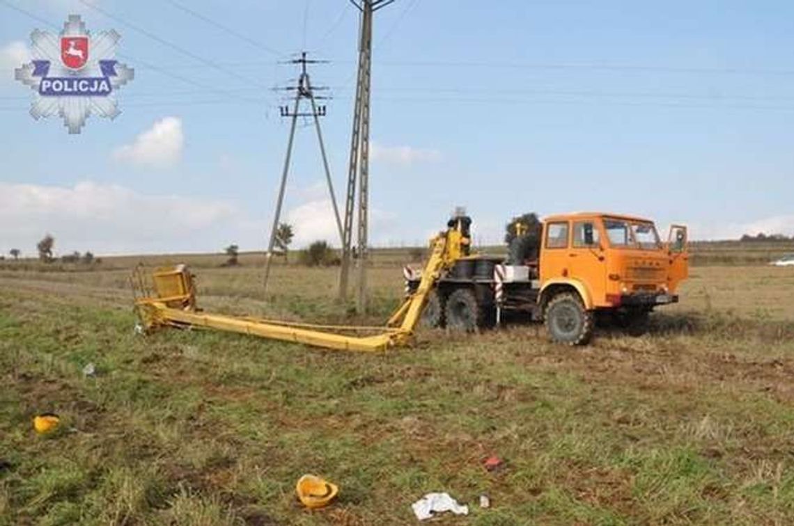 Spadli z wysięgnika podczas prac przy słupie energetycznym Spadli z wysięgnika podczas prac przy słupie energetycznym