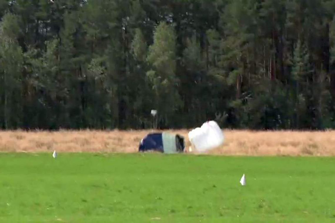 Spadochron otworzył się za późno. Wypadek skoczka w Nowym Targu (wideo)