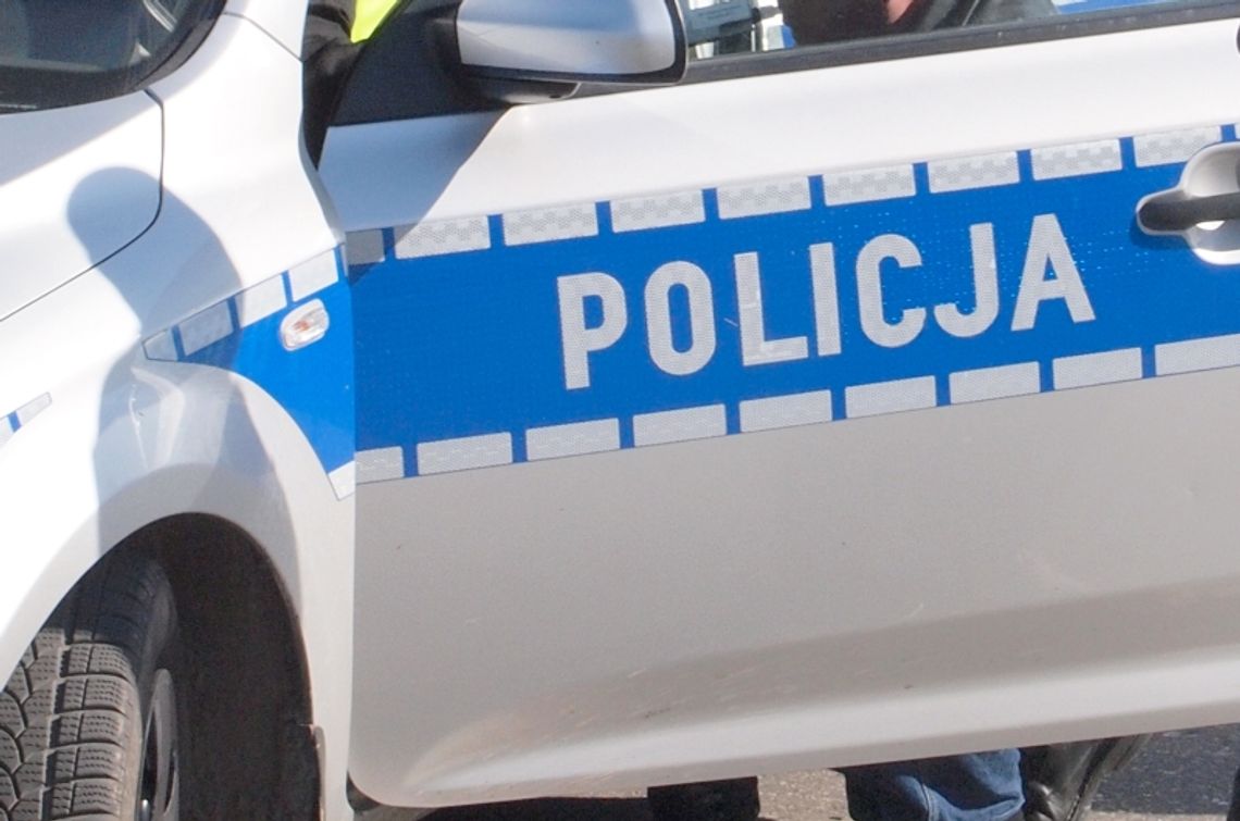 Spali pijani na dworze. Pomogli im policjanci