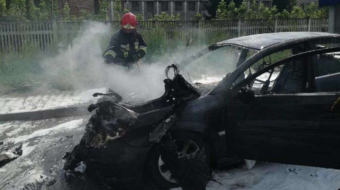 Spalił się nieoznakowany radiowóz. Policjanci w szpitalu Spalił się nieoznakowany radiowóz. Policjanci w szpitalu
