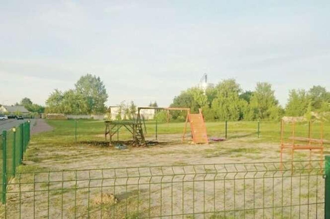 Spalili plac zabaw. Na złość radnemu? "Choćby i trzy raz podpalali, to go odbuduję"