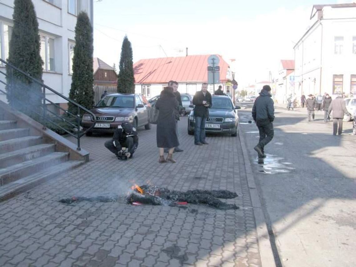 Spalili słomianą kukłę podczas protestu. Sprawa trafi do sądu
